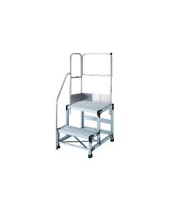 แท่นทำงานอลูมิเนียม 2 ขั้น สูง 0.5 เมตร ขนาดพื้นผิวบนสุด 1000 x 400 มม. ความสูงขั้นบันได 250 มม. มีราวจับด้านหนึ่งของบันไดและสองด้านของแท่นบนสุด