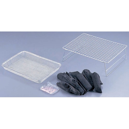 อามิยืนย่างเพื่อนทำอาหาร